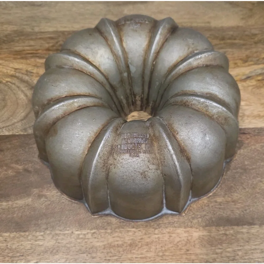 Vtg Bundt Pan Northland Aluminum 10.5” Heavy Tube Cake Pan USA Brown Interior